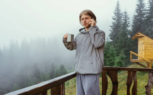 Turista Masculino Fica Terraço Uma Casa Nas Montanhas Com Uma — Fotografia de Stock