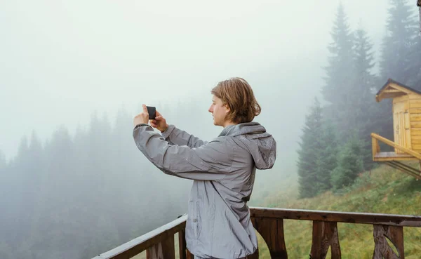 Чоловік Турист Стоїть Терасі Дерев Яного Будинку Горах Туманний Ранок — стокове фото