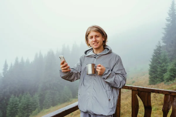 Jovem Turista Feliz Uma Jaqueta Com Uma Xícara Chá Mão — Fotografia de Stock