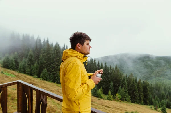 Retrato Turista Homem Sonhador Uma Jaqueta Amarela Terraço Uma Casa — Fotografia de Stock