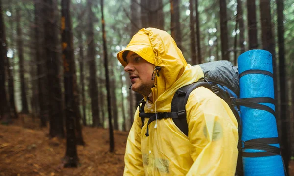 비오는 날씨에 얼굴로 눈길을 비옷을 관광객의 — 스톡 사진