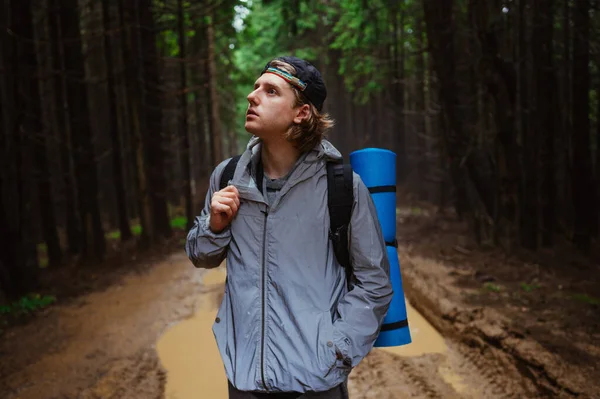 Молодий Чоловік Кепці Курця Стоїть Посеред Лісу Дощову Погоду Під — стокове фото