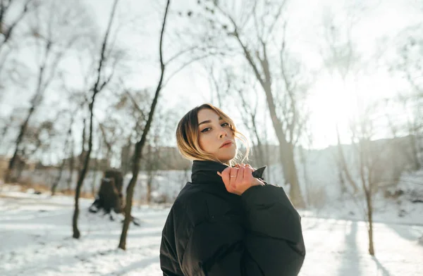 재킷을 아름다운 눈덮인 카메라 포즈를 배경으로 — 스톡 사진