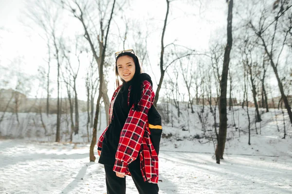 Θετική Κυρία Κομψά Casual Ρούχα Στέκεται Στο Χειμερινό Πάρκο Κατά — Φωτογραφία Αρχείου