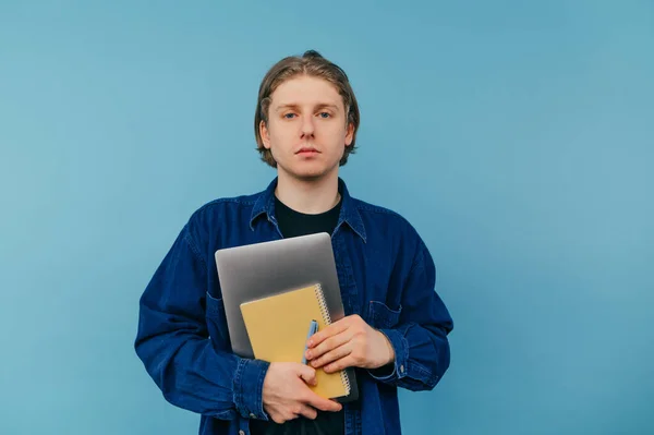 Jovem Estudante Sexo Masculino Com Laptop Cadernos Suas Mãos Fica — Fotografia de Stock