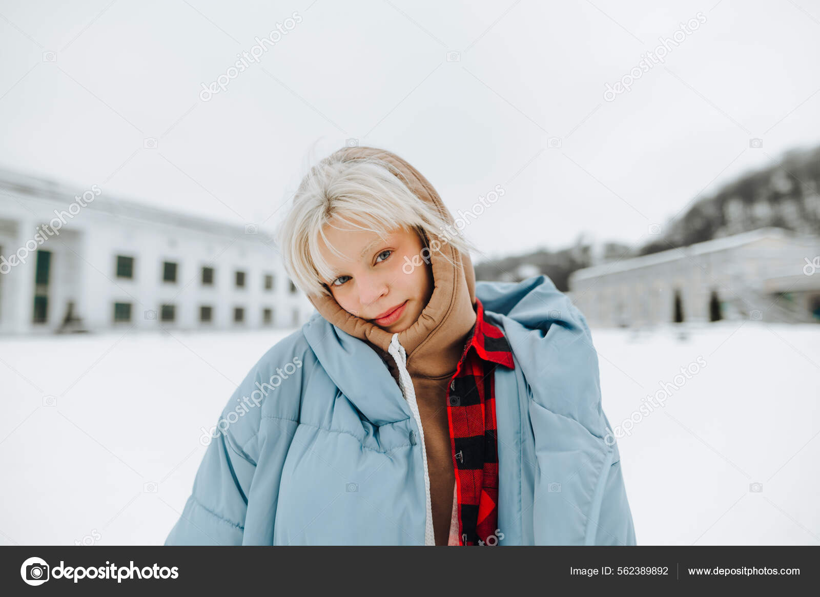 Hermosa Mujer Ropa Abrigo Para Frío Calle Invierno Contra Telón: fotografía  de stock © bodnarphoto #562389892