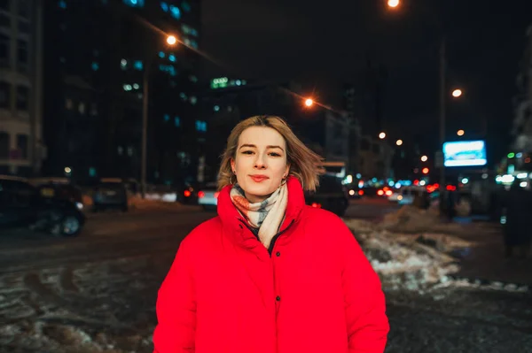 Porträtt Positiv Kvinna Kvällspromenad Vintern Står Gata Bakgrund Med Biltrafik — Stockfoto