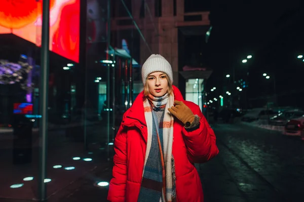 Retrato Noturno Uma Jovem Com Roupas Quentes Nas Ruas Metrópole — Fotografia de Stock