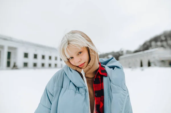 Krásná Žena Teplém Oblečení Stojí Zimě Ulici Zimě Pozadí Zasněženého — Stock fotografie