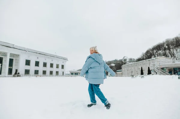 Παιχνιδιάρικο Έφηβο Κορίτσι Ένα Ζεστό Σακάκι Έχει Διασκέδαση Ένα Χιονισμένο — Φωτογραφία Αρχείου
