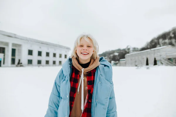 Πορτρέτο Μιας Χαρούμενης Νεαρής Κοπέλας Ένα Ζεστό Χειμωνιάτικο Μπουφάν Μια — Φωτογραφία Αρχείου