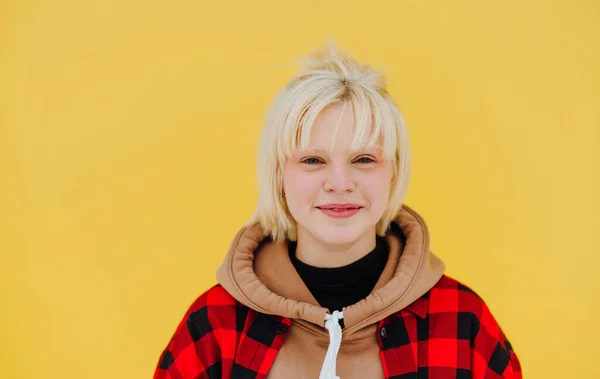 Fechar Retrato Menina Hipster Com Cabelo Loiro Fundo Parede Amarela — Fotografia de Stock