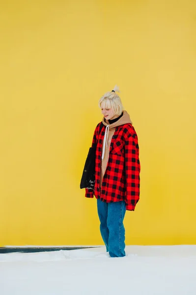 Menina Loira Roupas Casuais Fica Neve Rua Fundo Parede Amarela — Fotografia de Stock