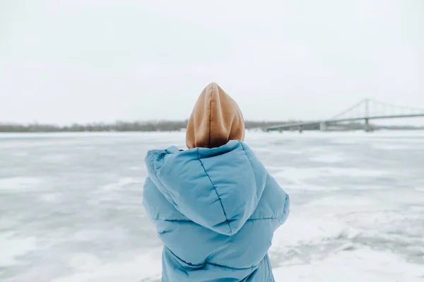 Costas Uma Turista Mulher Roupas Quentes Fica Margem Lago Congelado — Fotografia de Stock