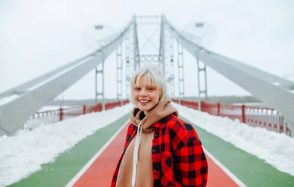 Θετική Γυναίκα Casual Ρούχα Περπατάει Στη Γέφυρα Χειμώνα Και Ποζάρει — Φωτογραφία Αρχείου
