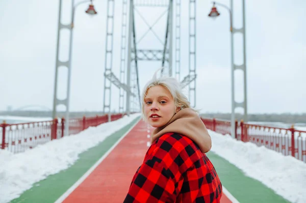 Vacker Kvinna Med Blont Hår Går Snöig Bro Med Ett — Stockfoto