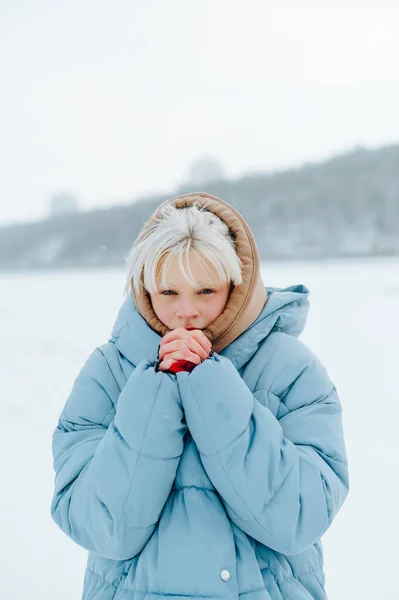 Милая Замерзшая Блондинка Теплой Одежде Согревает Руки Гуляя Снежному Городу — стоковое фото
