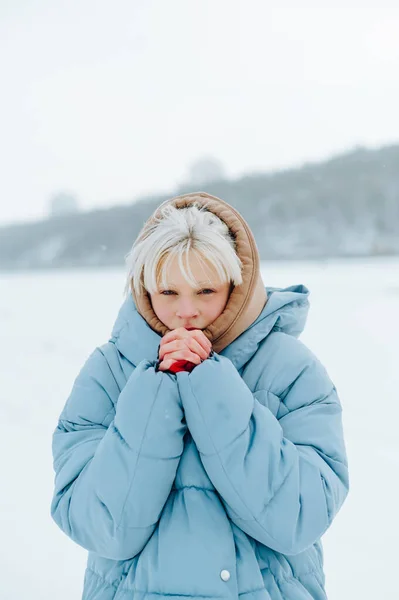 Niedliche Gefrorene Blonde Mädchen Warmen Kleidern Wärmt Ihre Hände Beim — Stockfoto