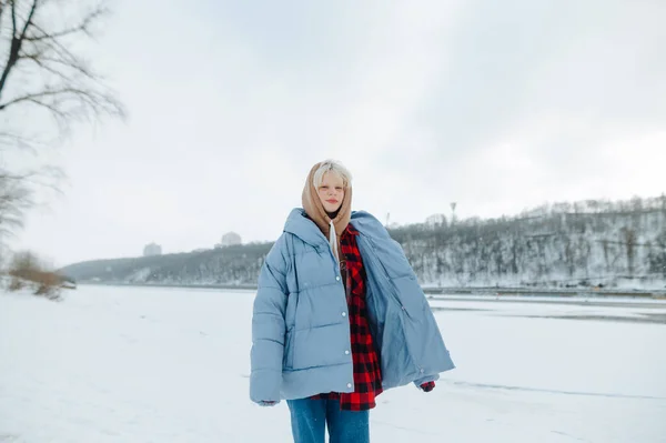 Позитивна Блондинка Теплому Зимовому Одязі Стоїть Березі Замерзлої Річки Дивиться — стокове фото
