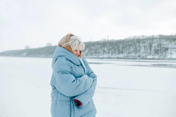 Fryst Tonåring Flicka Vinterkläder Står Bakgrunden Floden Med Och Vinter — Stockfoto