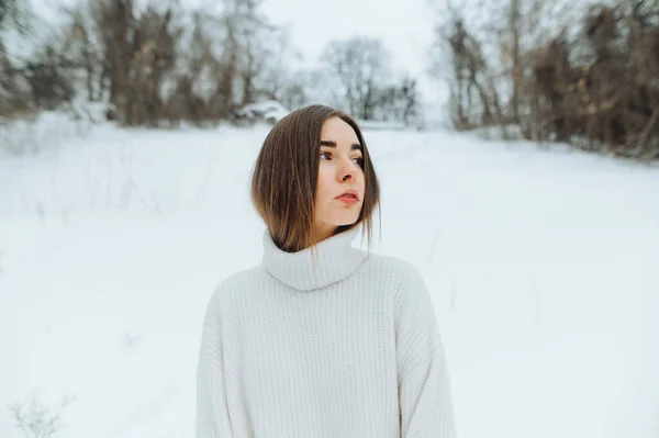 Retrato Uma Mulher Bonita Uma Camisola Rua Inverno Olhando Para — Fotografia de Stock