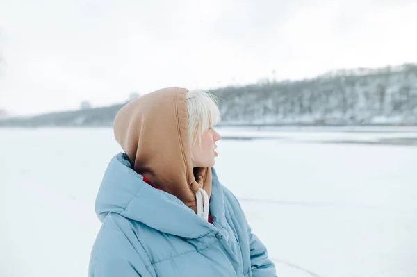 Portret Van Een Mooi Meisje Met Blond Haar Winter Kapuchon — Stockfoto