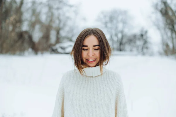 Mulher Positiva Uma Camisola Malha Branca Fica Rua Inverno Fundo — Fotografia de Stock