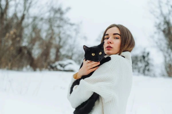 Krásná Žena Černou Kočkou Náručí Pleteném Svetru Pózuje Pro Kameru — Stock fotografie