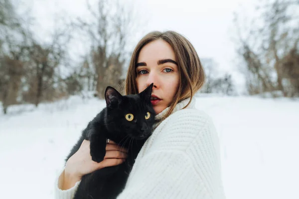 Portrét Atraktivní Dámy Černé Kočce Náručí Procházce Zimní Ulici — Stock fotografie