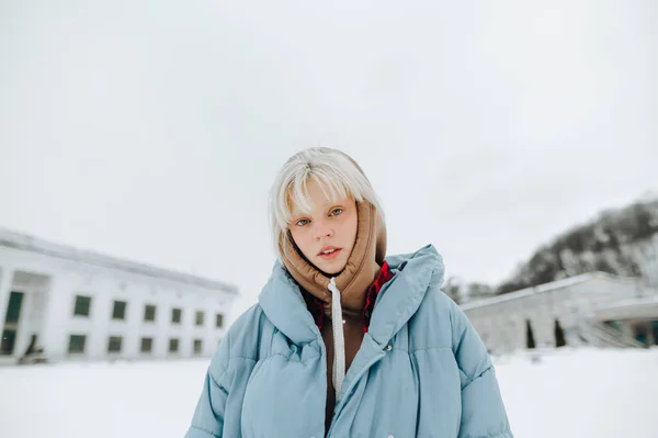 Portrét Mladé Dívky Blond Vlasy Teplém Ležérní Oblečení Stojí Zasněžené — Stock fotografie