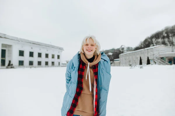 Lycklig Kvinna Varma Casual Kläder Står Snöig Gata Med Ett — Stockfoto