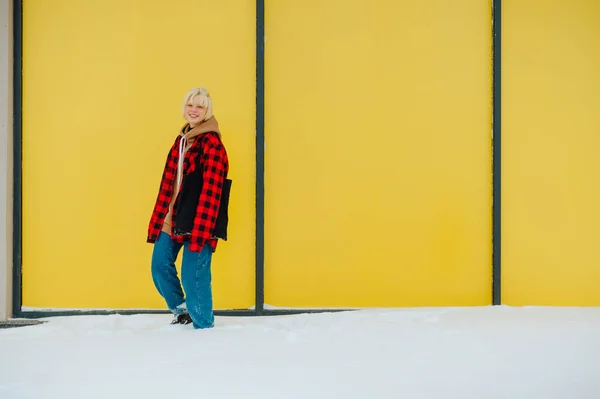 Menina Hipster Elegante Fica Neve Durante Uma Caminhada Inverno Fundo — Fotografia de Stock