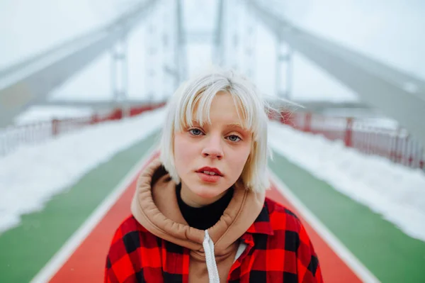 Retrato Close Uma Menina Com Uma Camisa Loira Uma Ponte — Fotografia de Stock