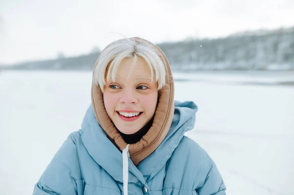 Позитивная Женщина Белыми Волосами Гуляет Природе Зимой Время Снегопада Фоне — стоковое фото