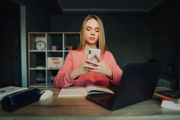 Menina Bonita Sentada Casa Quarto Acolhedor Uma Mesa Enquanto Estuda — Fotografia de Stock