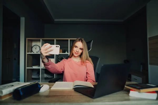 Positiv Student Flicka Som Tar Selfie Medan Studerar Hemma Med — Stockfoto