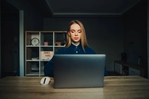Menina Freelancer Bonita Sentada Casa Noite Com Laptop Trabalhando Com — Fotografia de Stock