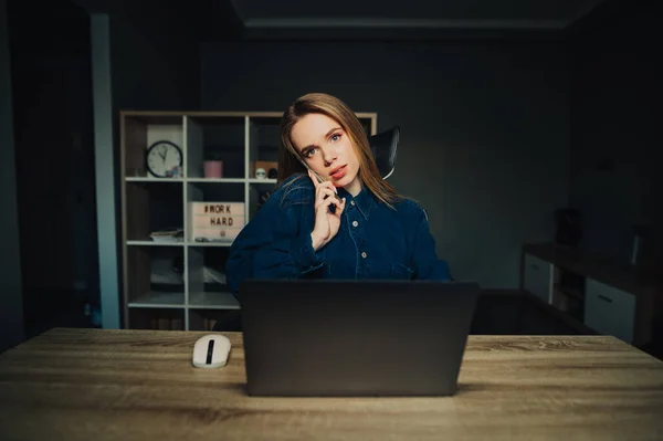 Ocupado Jovem Mulher Sentado Casa Laptop Trabalho Falando Telefone Olhando — Fotografia de Stock