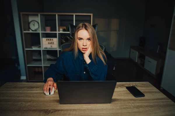 Menina Freelancer Surpreso Sentado Casa Com Computador Trabalhando Olhando Para — Fotografia de Stock