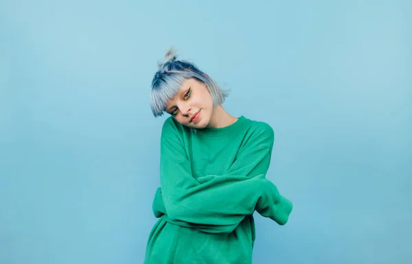 Hipster Menina Com Cabelo Azul Uma Camisola Verde Posando Para — Fotografia de Stock