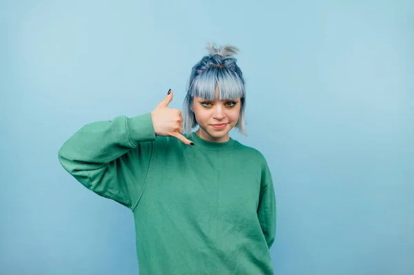 Pozitivní Teen Dívka Barvenými Vlasy Ukazuje Volání Gesto Kameru Sarkasticky — Stock fotografie