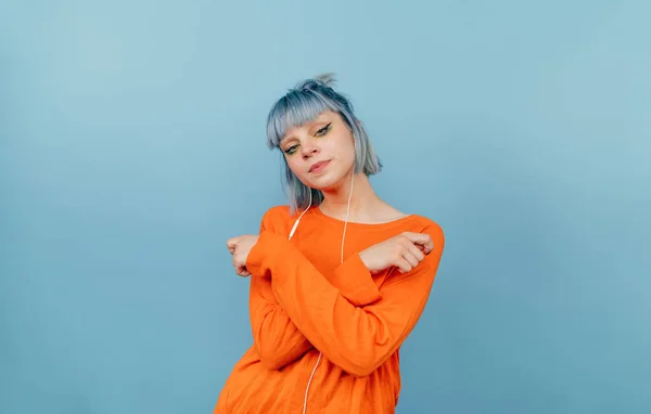 Menina Bonito Uma Camisola Rosa Com Cabelo Azul Escuta Música — Fotografia de Stock