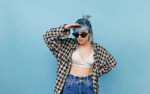 Krásná Hipster Dívka Modrými Vlasy Slunečními Brýlemi Stojí Oblečen Lehkém — Stock fotografie