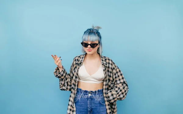 Pozitivní Dívka Letním Oblečení Sluneční Brýle Stojí Modrém Pozadí Úsměvem — Stock fotografie
