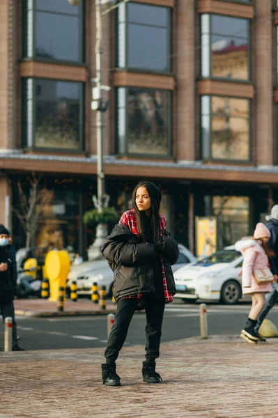 大都市街道上穿着休闲装的时髦女人的街头照片 望着远方 垂直方向 — 图库照片