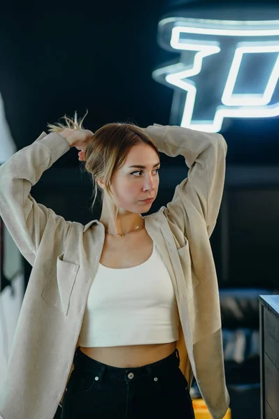 Attractive Blonde Woman Stands Indoors Background Neon Signs Poses Camera — Fotografia de Stock