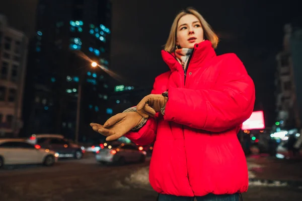 Mulher Elegante Uma Jaqueta Inverno Vermelho Coloca Mangas Frio Fundo — Fotografia de Stock
