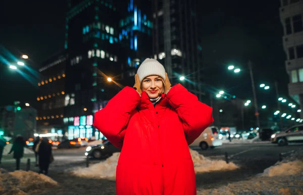 Ευτυχισμένο Νεαρό Κορίτσι Ζεστά Χειμωνιάτικα Ρούχα Στέκεται Ένα Χιονισμένο Δρόμο — Φωτογραφία Αρχείου