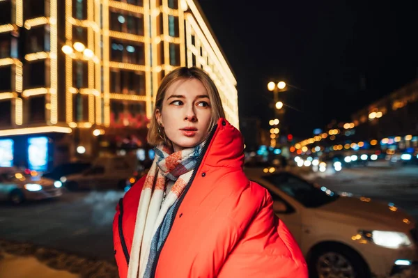 Abendporträt Einer Schönen Frau Winterkleidung Auf Einer Verschneiten Stadtstraße Vor — Stockfoto