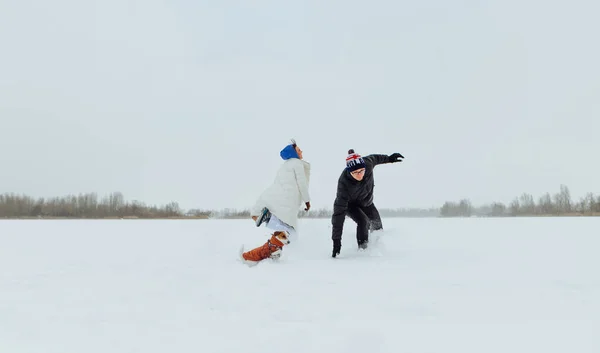 Funny Horse Man Having Fun Snow While Walking Snowy Lake — Fotografia de Stock